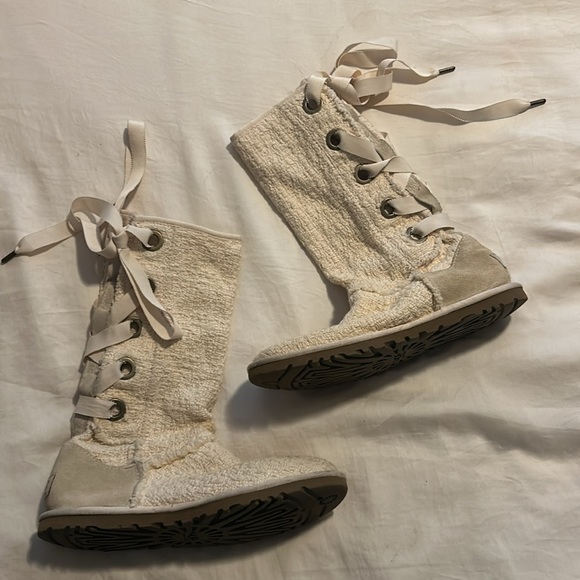 NWOT Ugg Australia Heirloom knit cream lace up boots! - Picture 2 of 13